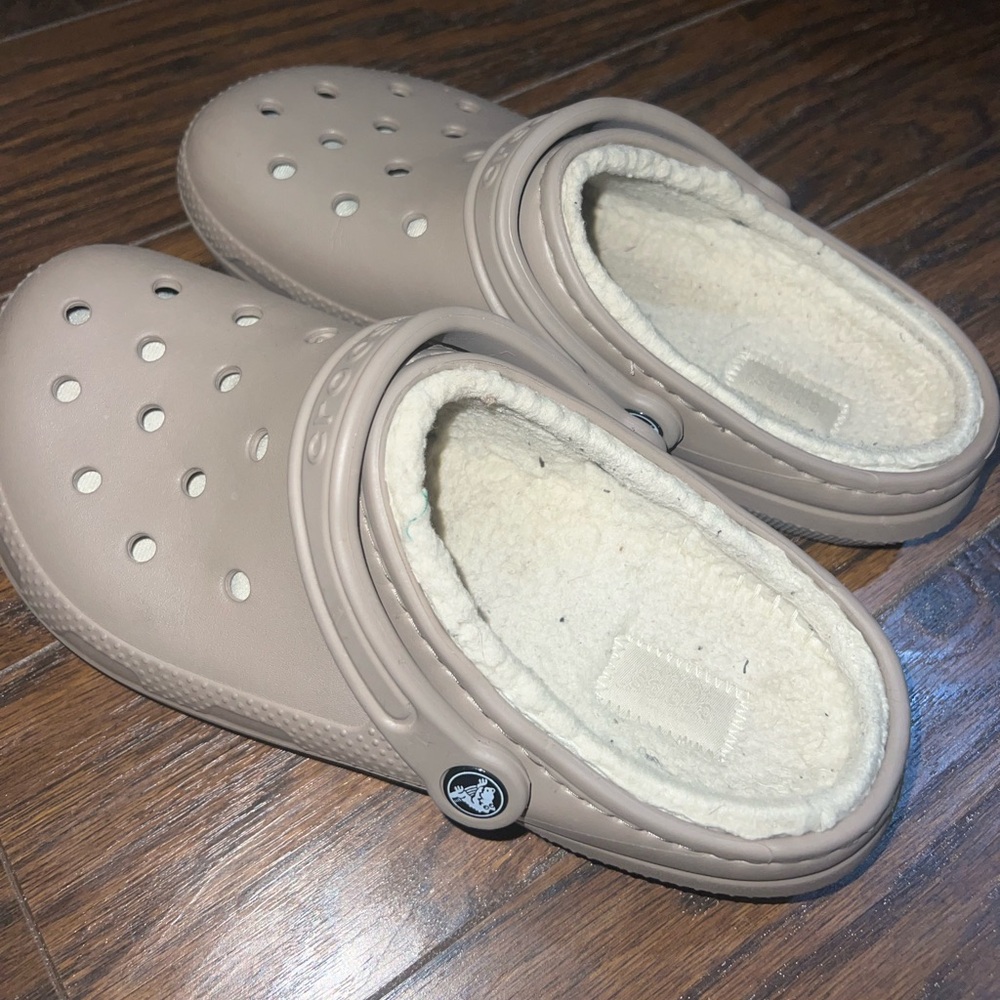 Tan fuzzy crocs